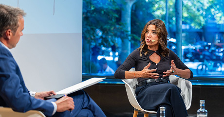 Núria Coll en una charla